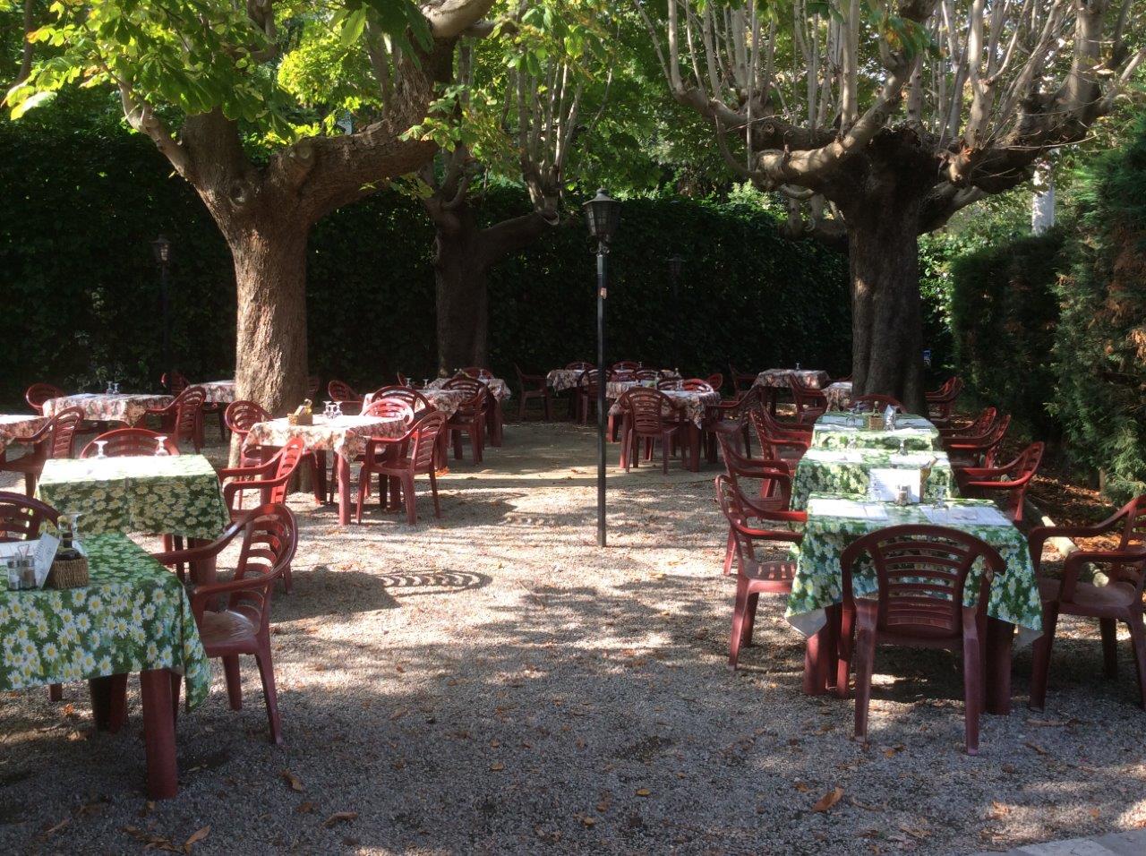 Trattoria con tavoli all'aperto