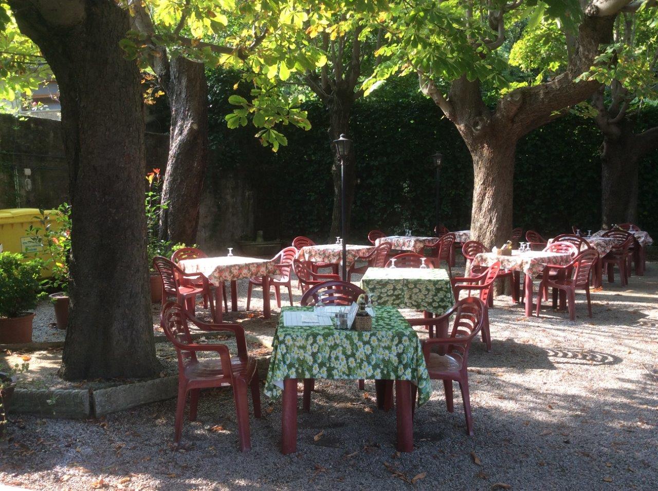 Trattoria con spazio esterno