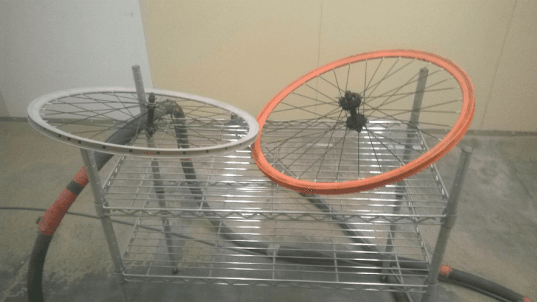 ruota bianca e arancione di una bicicletta