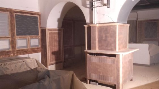 forniture in legno in una stanza da ristrutturare