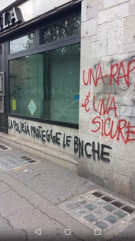 graffiti su un muro con scritta la polizia protegge le banche