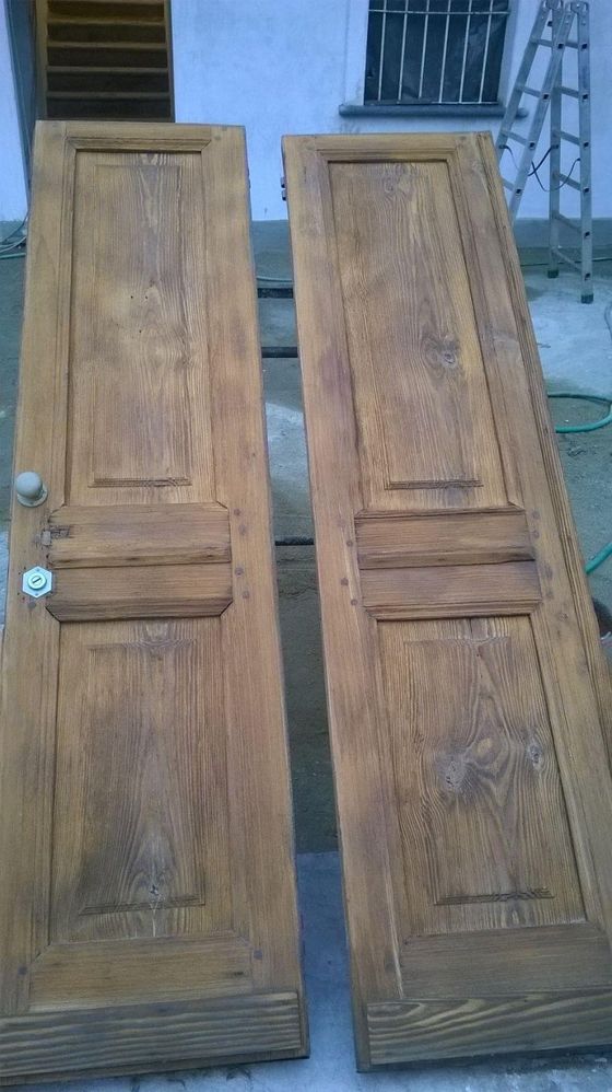 due porte in legno da ristrutturare