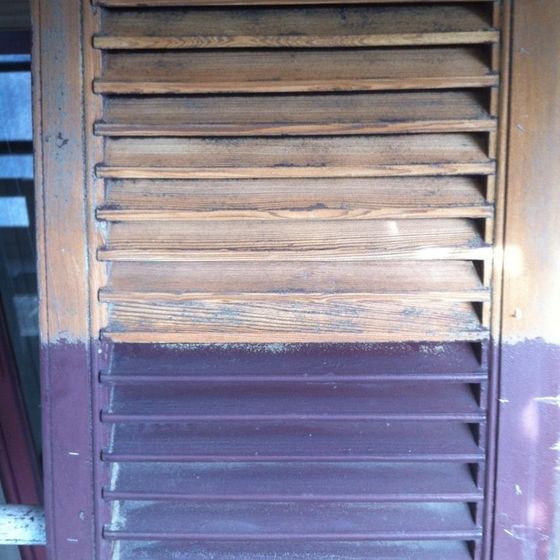 finestra con legno a persiana da ristrutturare
