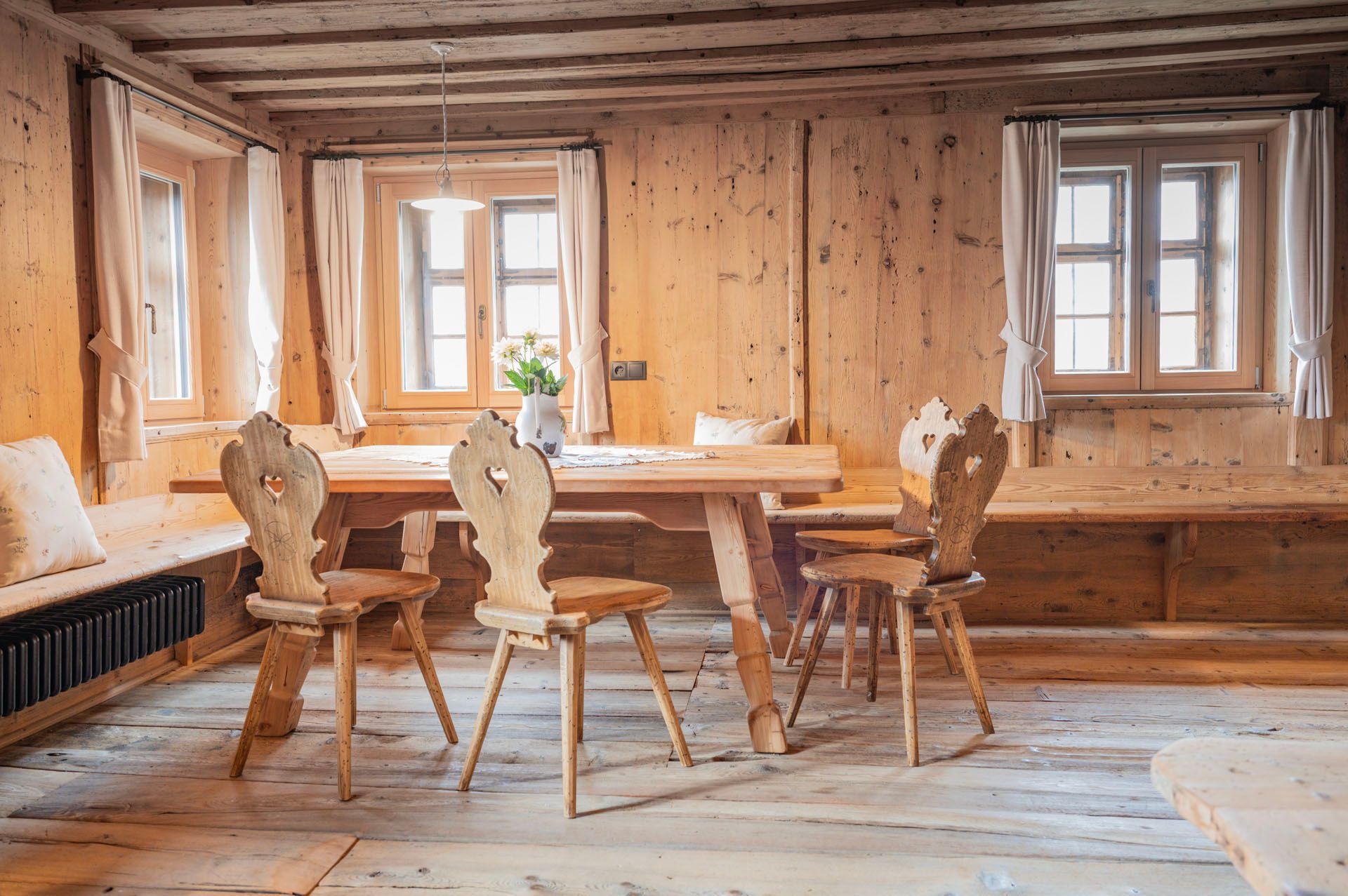Im Zimmer gibt es einen Holztisch und Stühle.