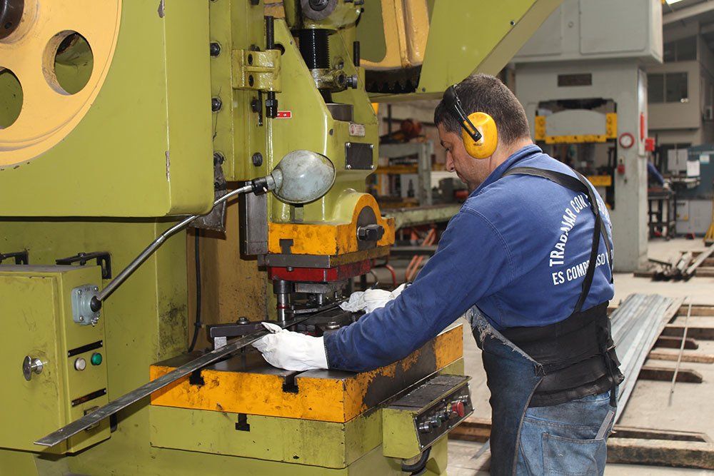 Elaboración de troquelados por la empresa Maquinados Industriales Huber Valencia