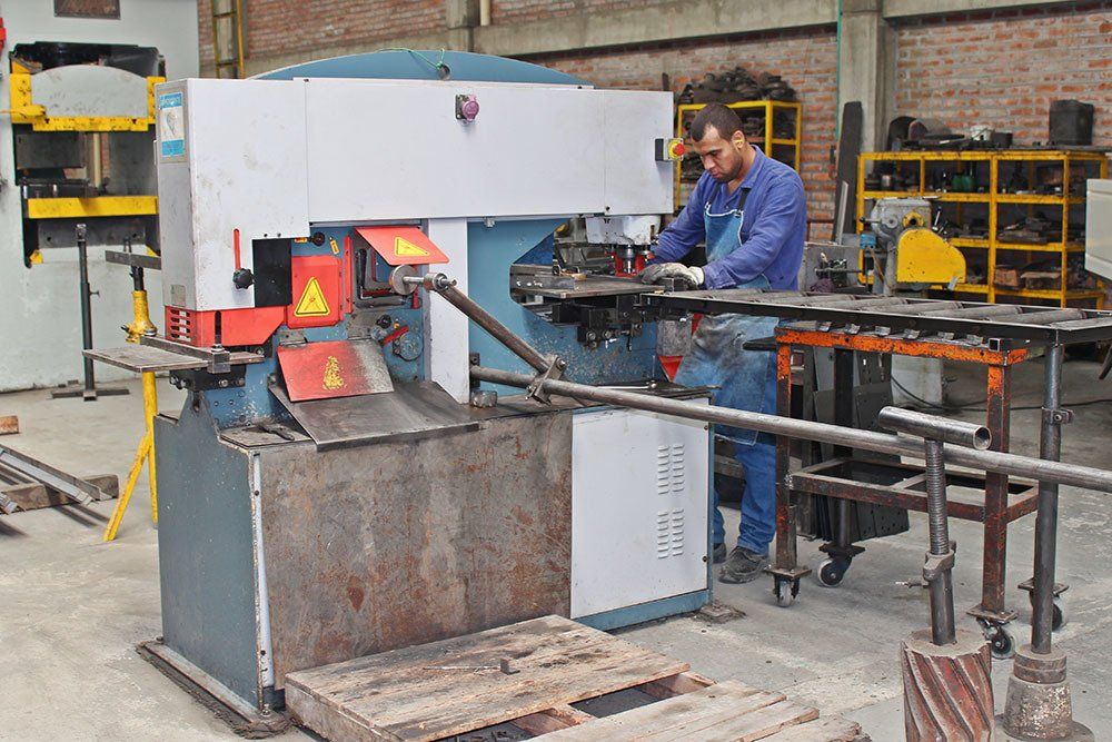 Elaboración de troquelados por la empresa Maquinados Industriales Huber Valencia