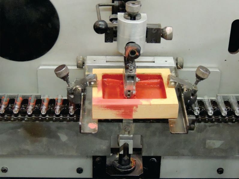 Uma máquina de silk com uma caixa vermelha em cima