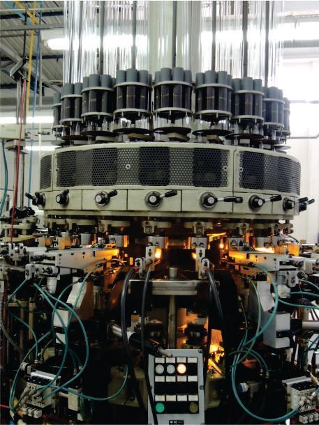 Uma máquina em uma fábrica que está fazendo vidros