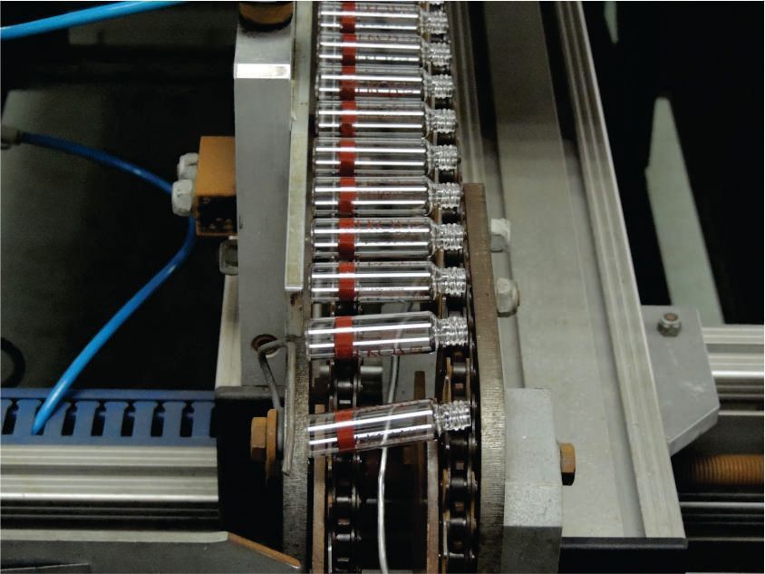 Uma correia transportadora com um monte de tubos nela