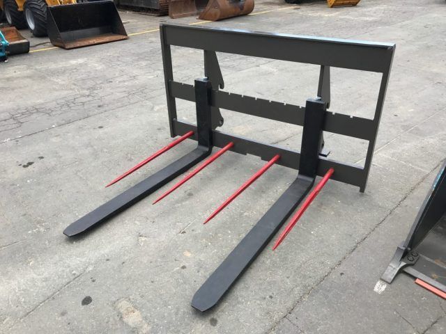 BME Hay Spear & Pallet Combo Attachment