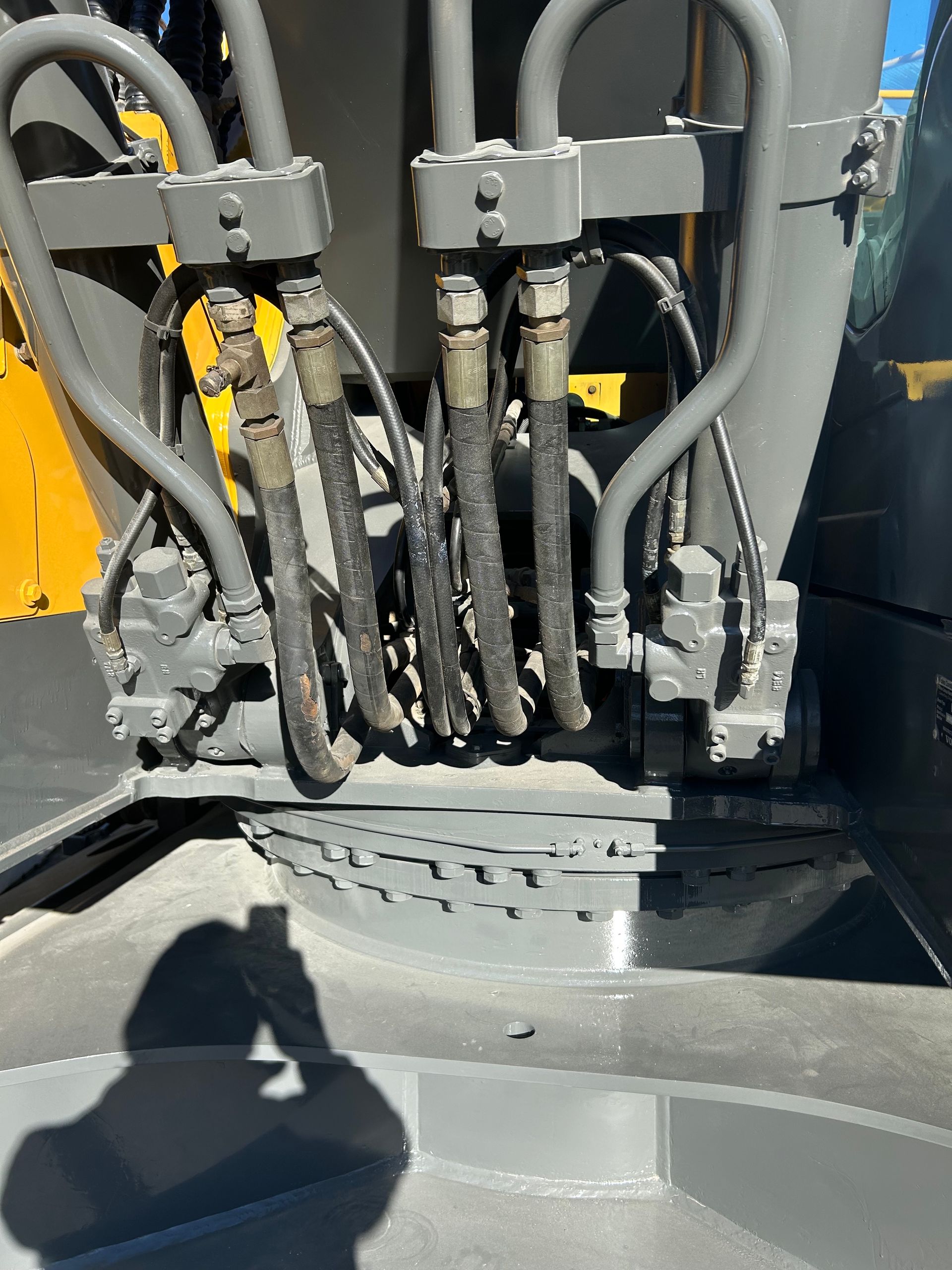 VOLVO 305CL EXCAVATOR