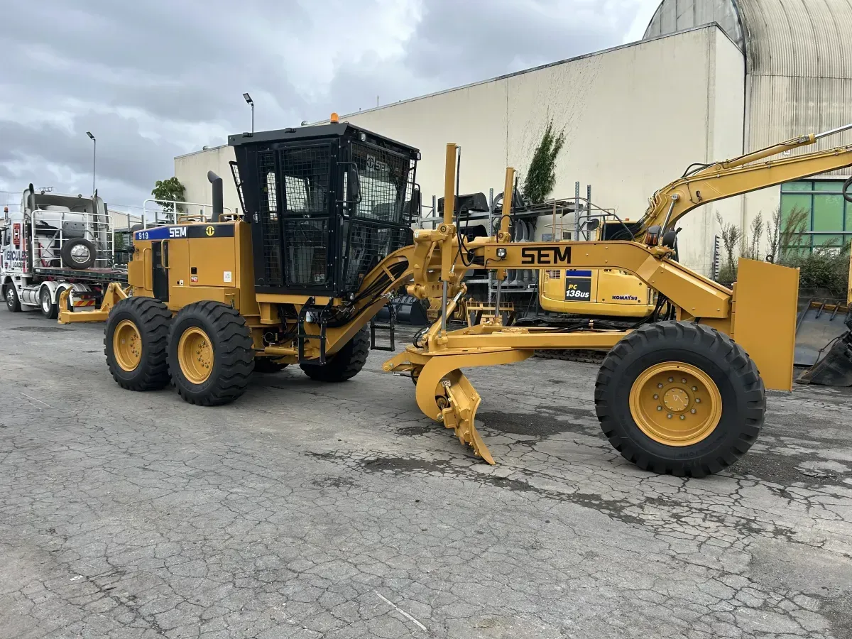 SEM 919 Motor Grader