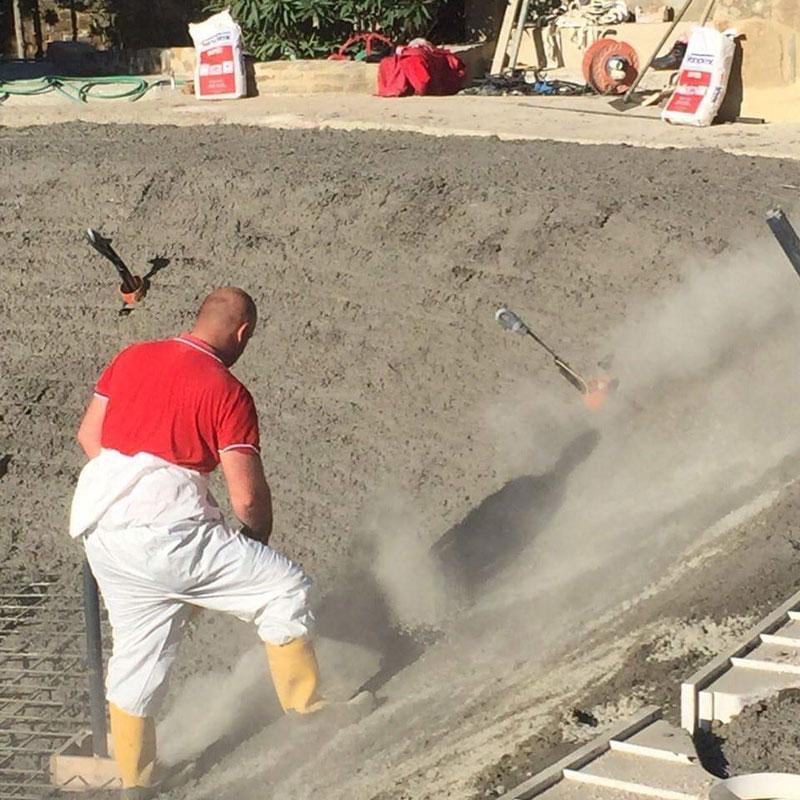 Operaio impermeabilizza una superficie