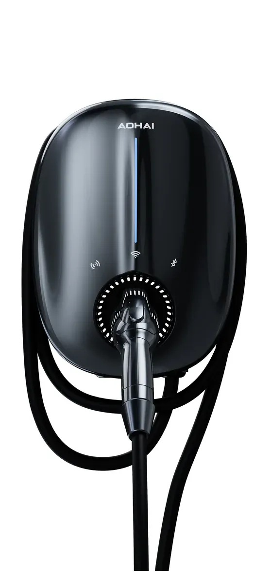 Zwart laadstation voor elektrische voertuigen met een opgerolde kabel.