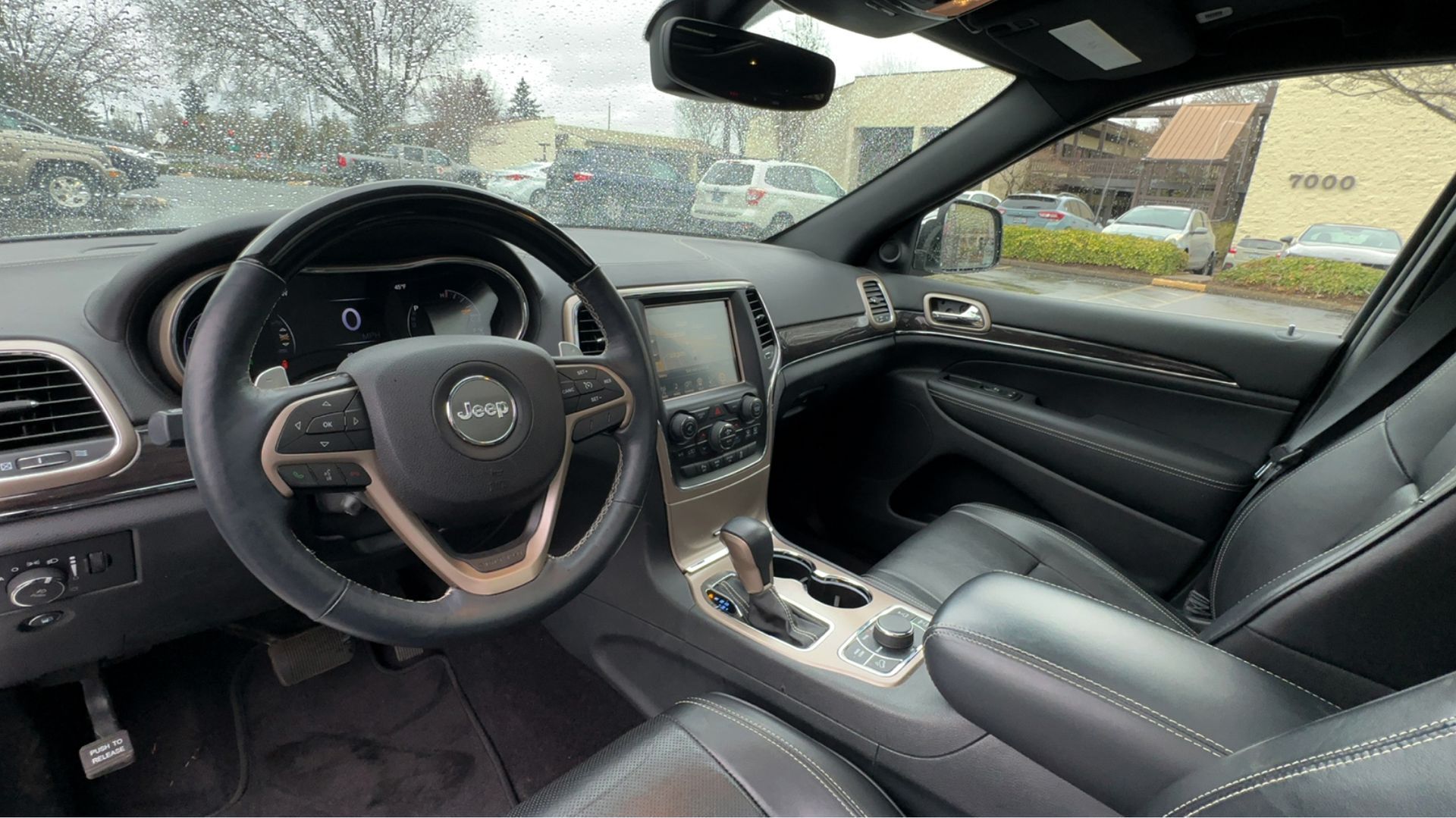 The interior of a jeep grand cherokee is shown.