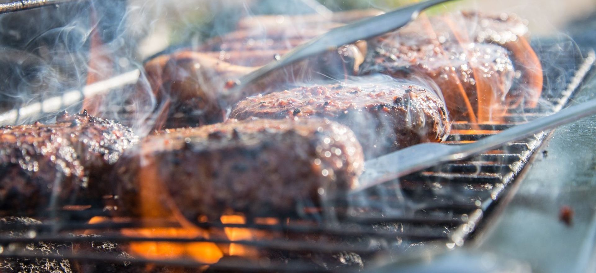 carnes se están cocinando en una parrilla