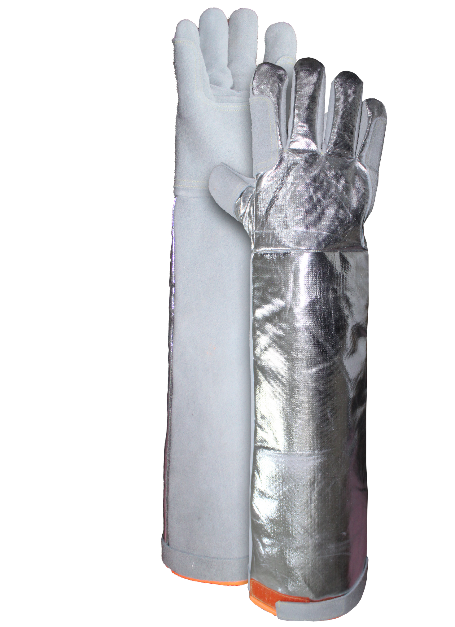 Un par de guantes con papel de aluminio sobre un fondo blanco.