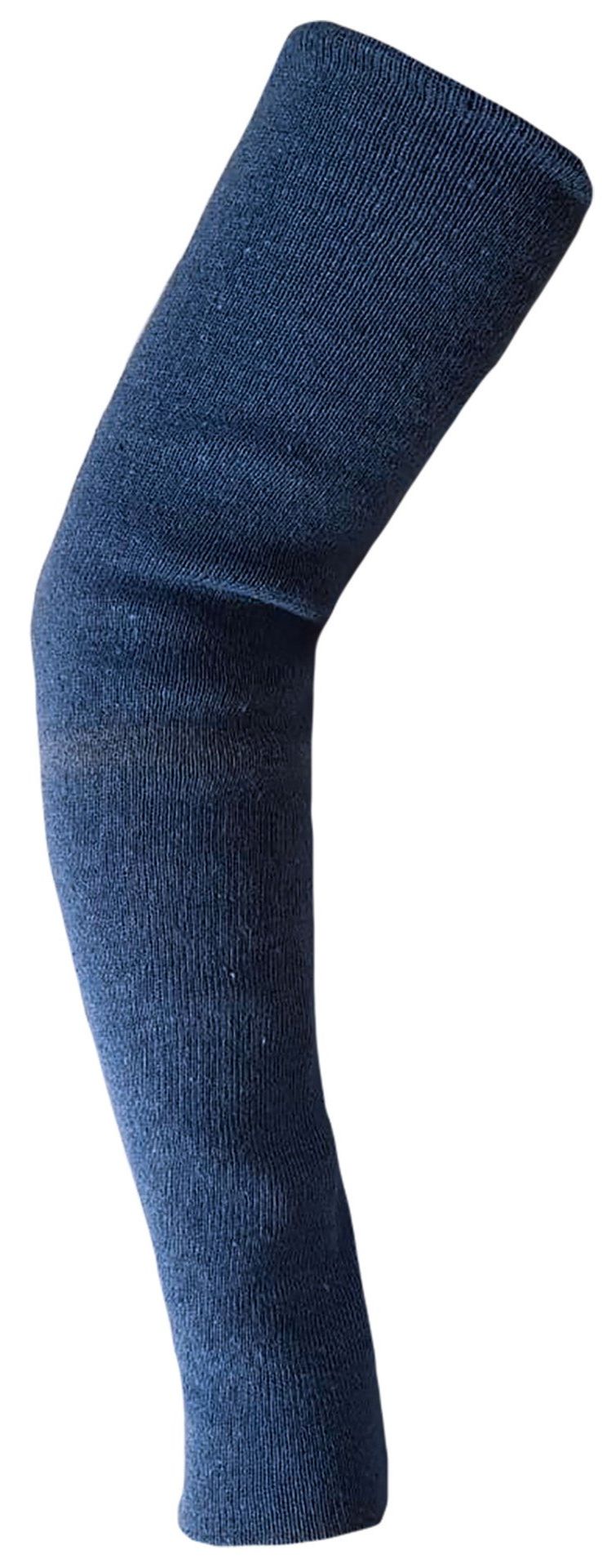 Un primer plano de una manga de brazo azul sobre un fondo blanco.