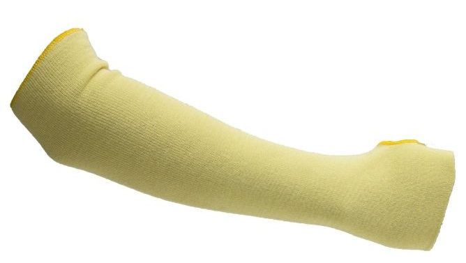 Un primer plano de una manga de brazo amarilla sobre un fondo blanco.