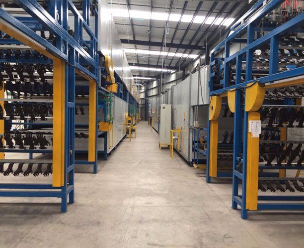 Un almacén lleno de muchos estantes y maquinaria