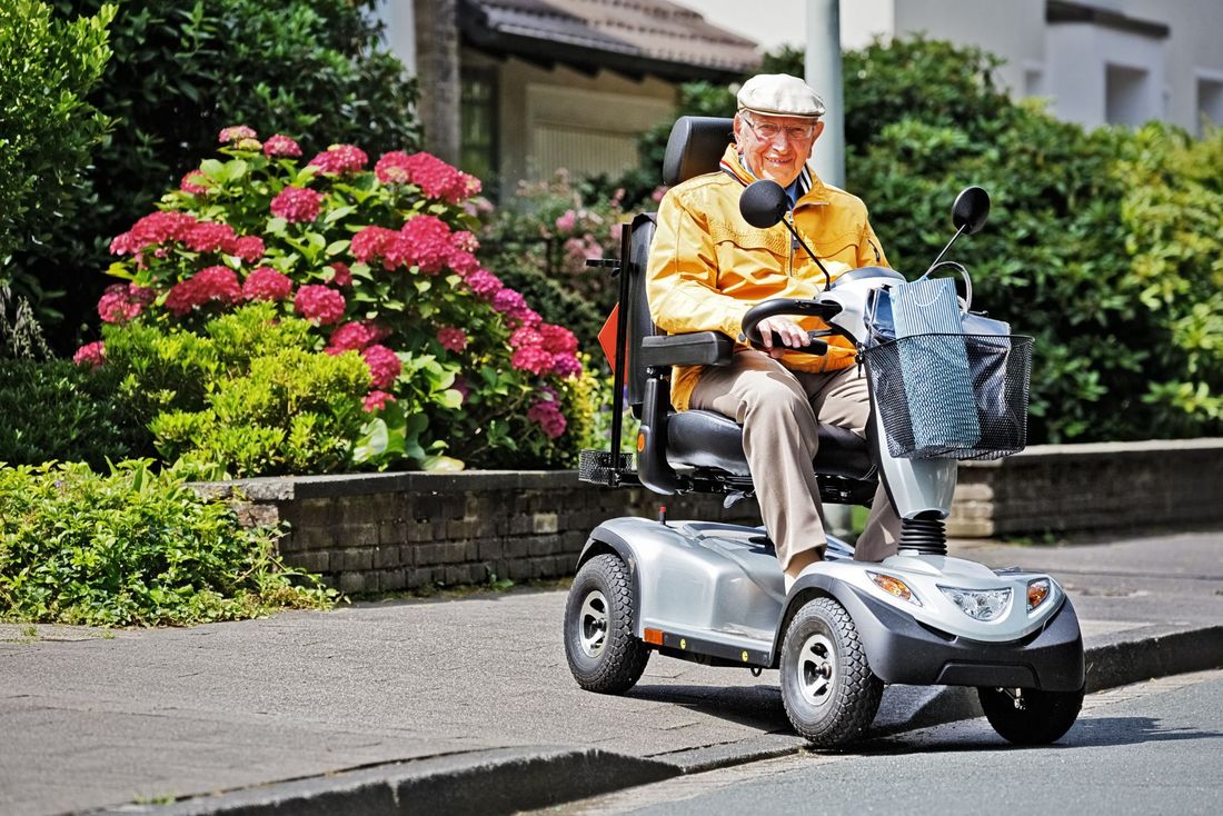 Anziano su scooter elettrico