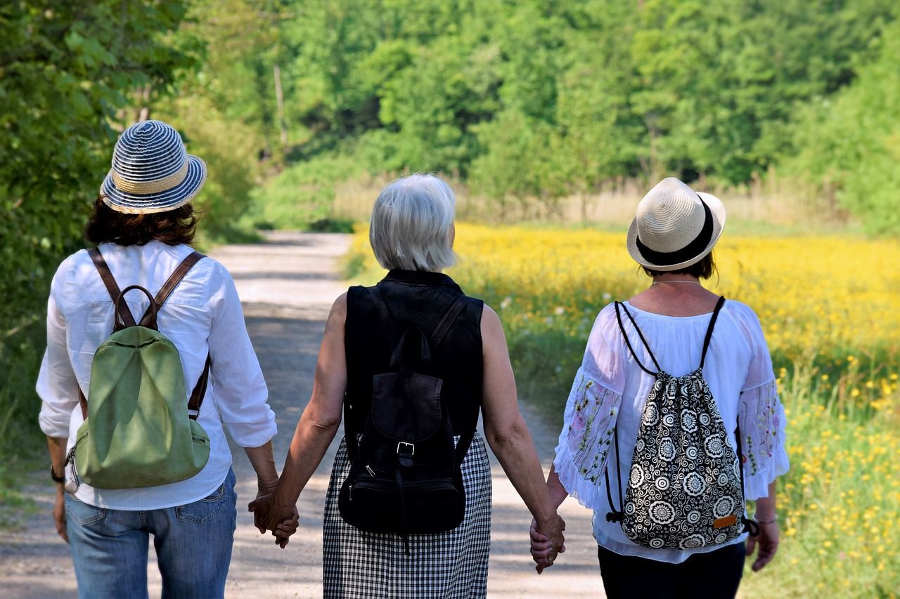 Das Bild zeigt drei Generationen: Oma, Mutter und Tochter. Sie sind mit Rücken zur Kamera gedreht.