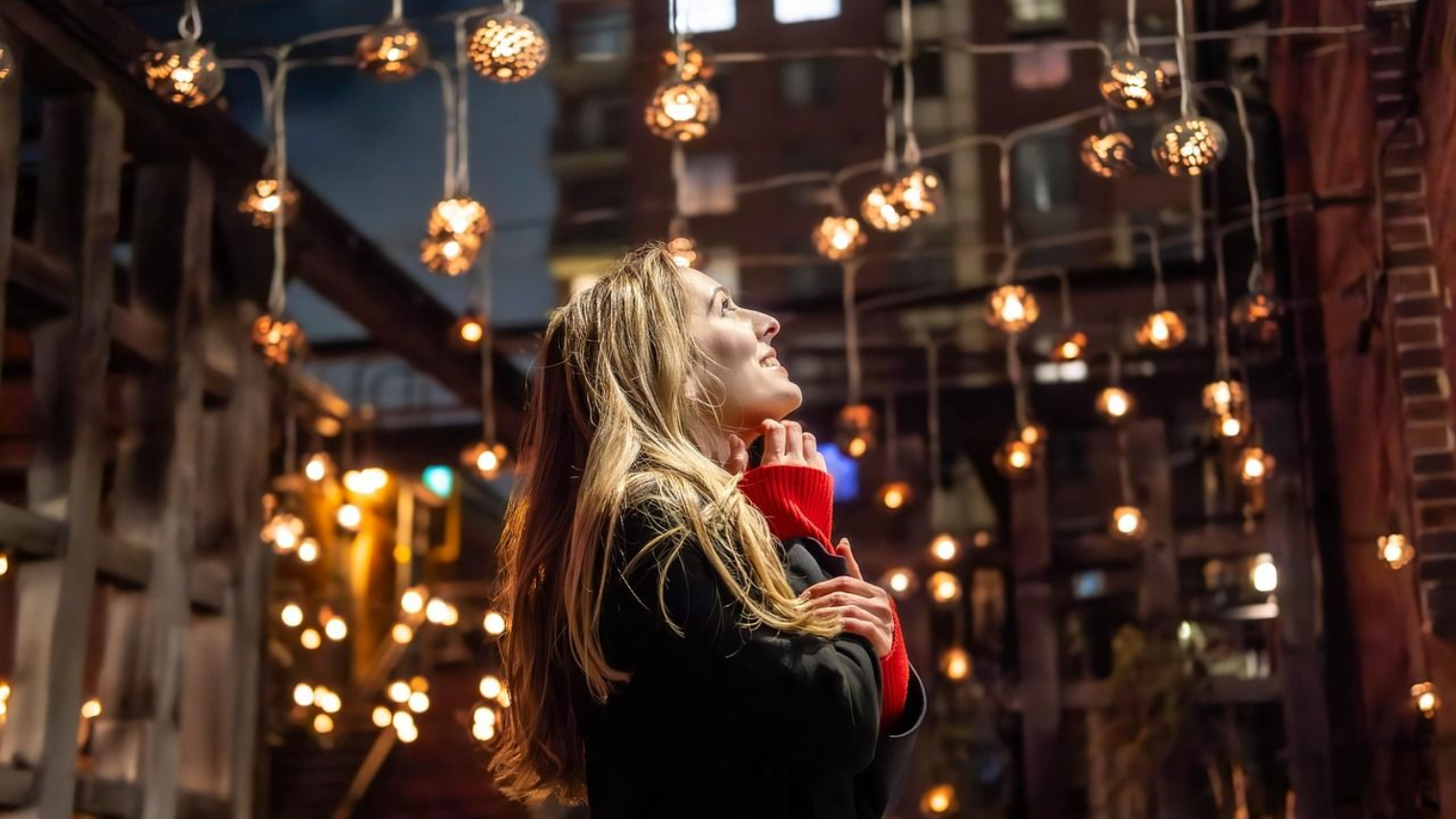 Frau vor eine Tafel voller Zeichnungen – Sinnbild für Entscheidungsprozesse und mentale Klarheit. Frauencoaching bei A Cisek 