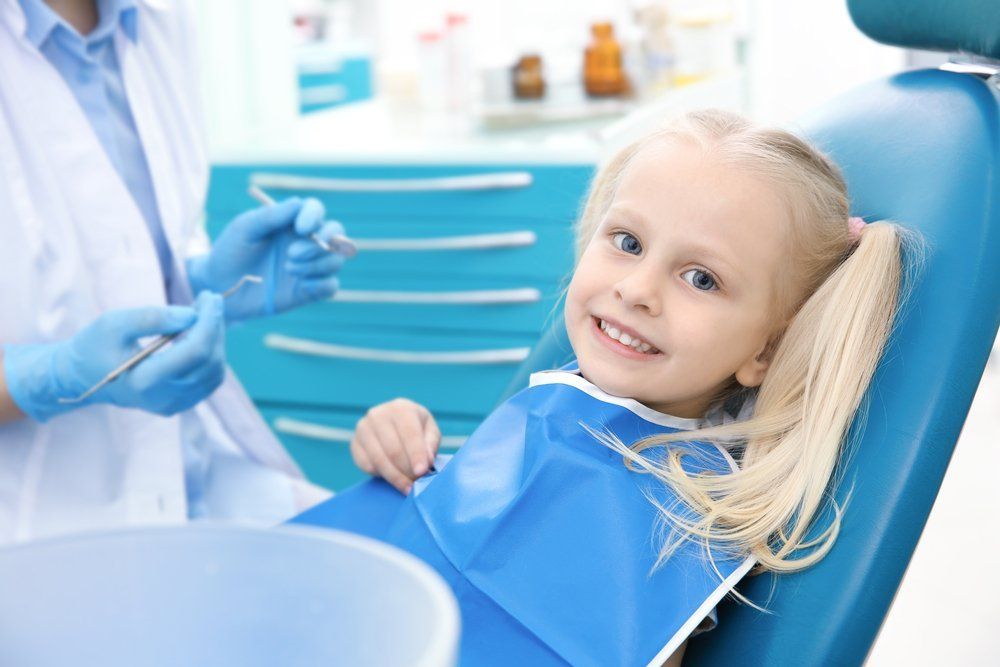 una bambina durante una visita odontoiatrica