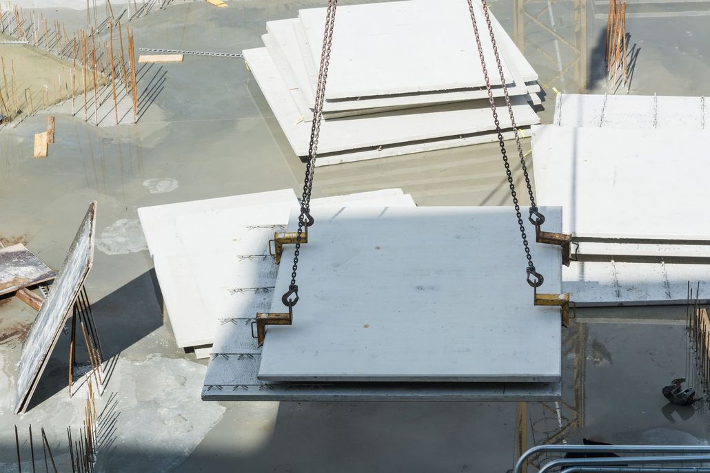 Escavatore e camion operativi in un cantiere di scavo con movimentazione ordinata del terreno.
