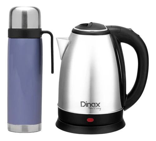 Se exhiben una botella térmica azul y un hervidor eléctrico plateado con base y asa de color negro.