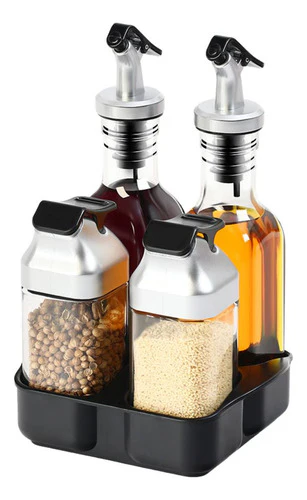 Botellas de aceite y vinagre con picos vertedores, frascos de especias en una bandeja negra.