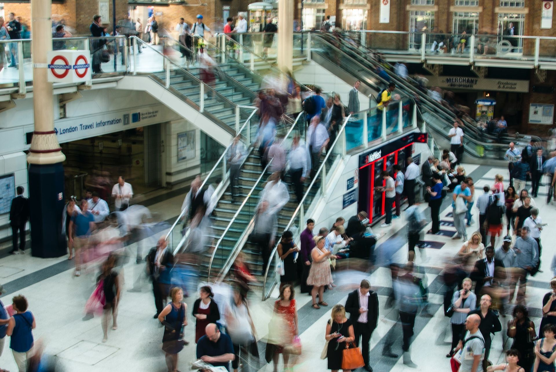 A shopping centre full of visitors in which enhancement of security by the use of a PSIM software is recommmended