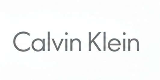 Logotipo de Calvin Klein en letras grises sobre fondo blanco.