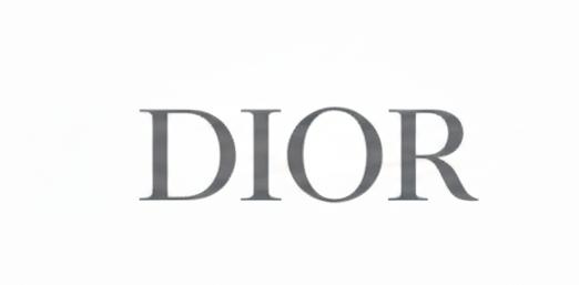 El logotipo de Dior en gris sobre fondo blanco.
