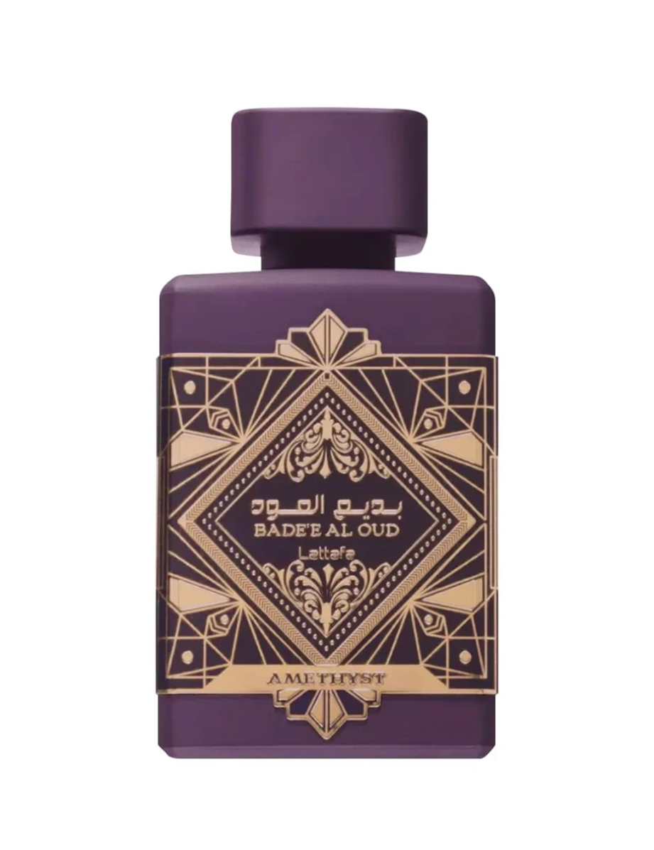 Frasco de perfume morado con diseño geométrico dorado y escritura árabe.
