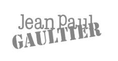 Logotipo de Jean Paul Gaultier en letras grises, ligeramente inclinado, sobre fondo blanco.