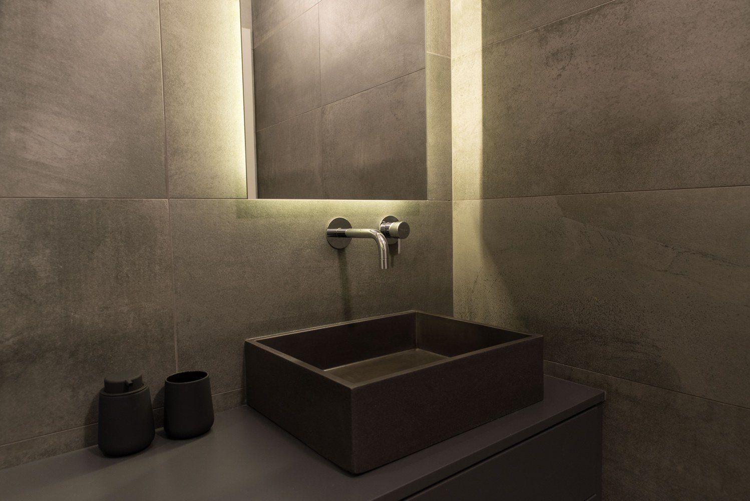 חדר רחצה שחור מעניק תחושת יוקרה ואלגנטיות