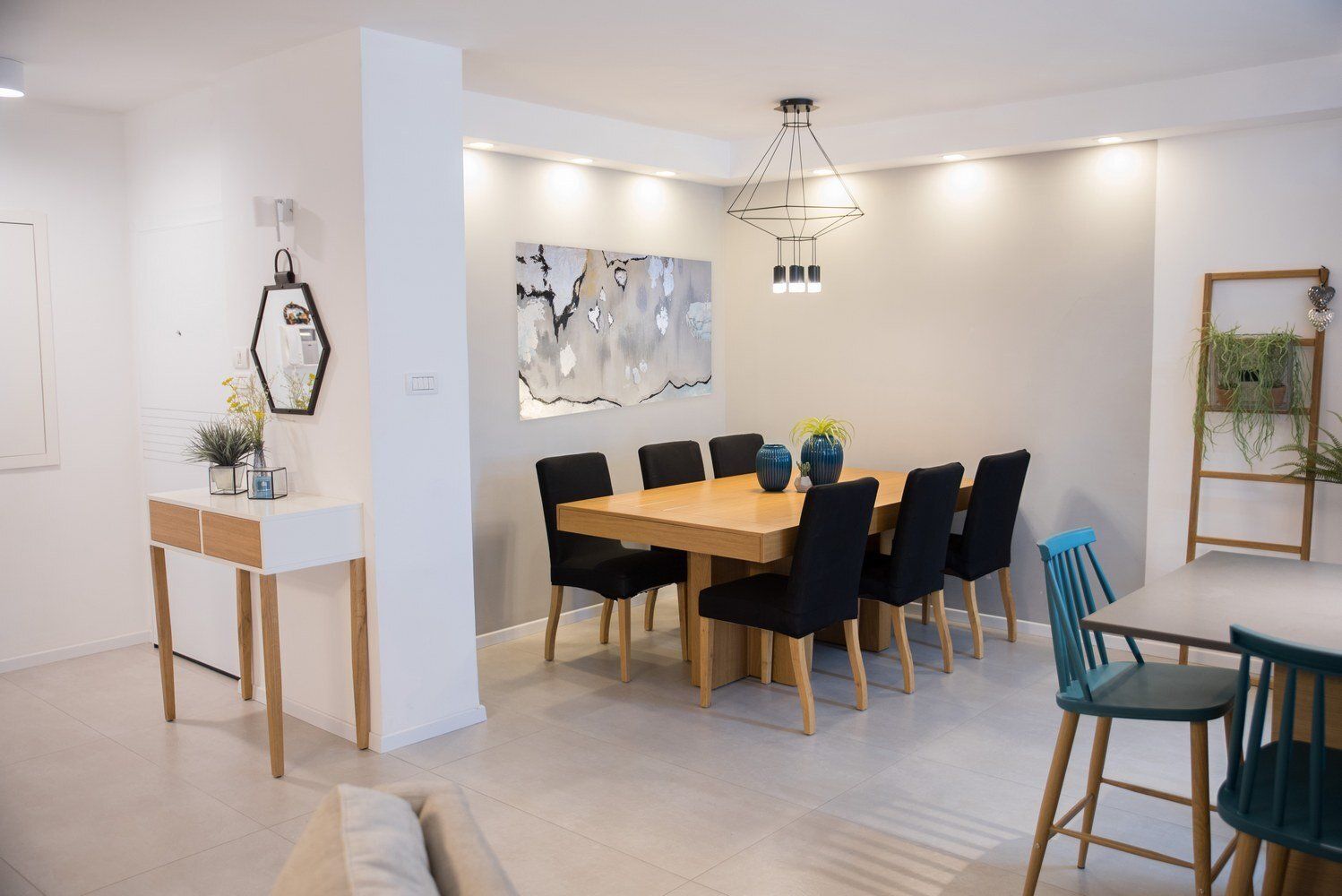 פינת אוכל מודרנית עם שולחן גדול - עיצוב דירה במודיעין