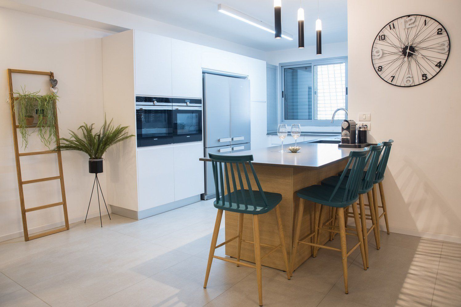 מטבח מודרני עם אי מרכזי - מעצבת פנים בירושלים