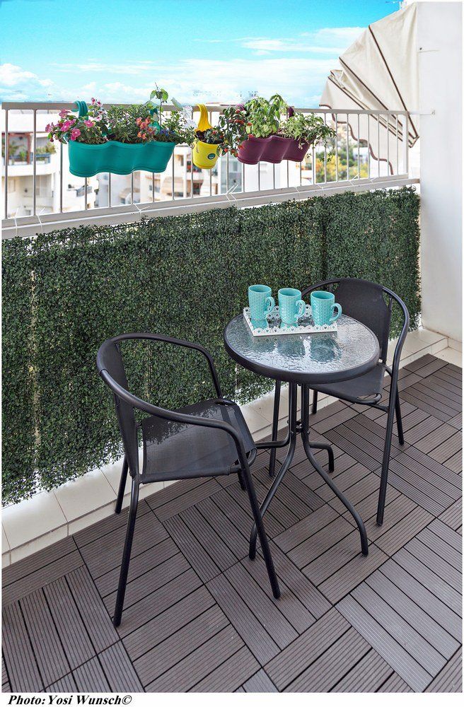 פינת קפה חמודה במרפסת