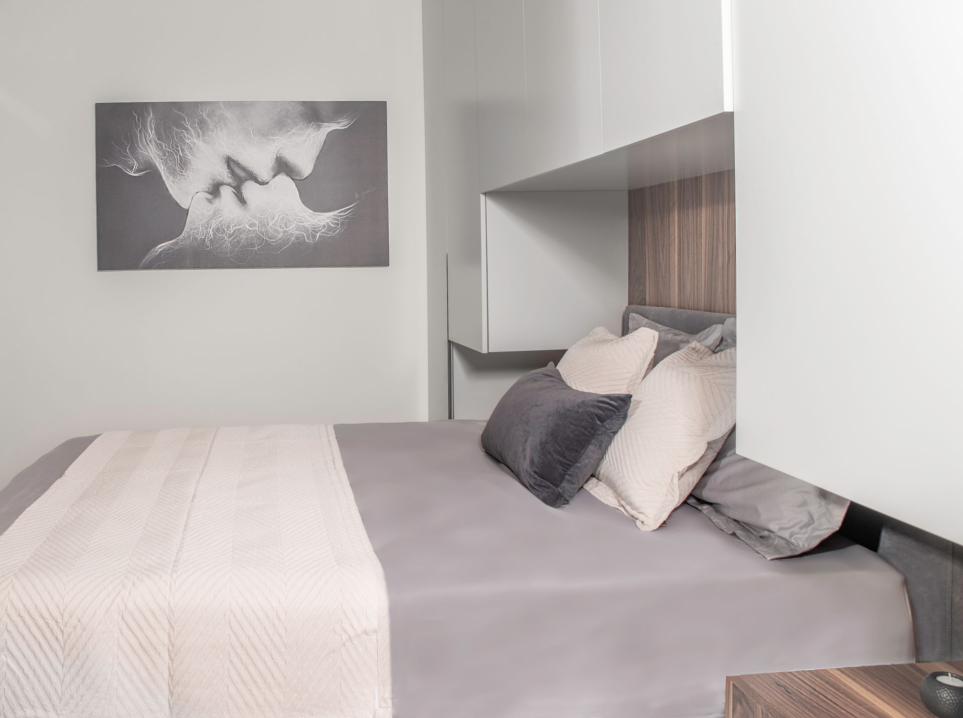 חדר שינה מעוצב עם פתרונות אחסון