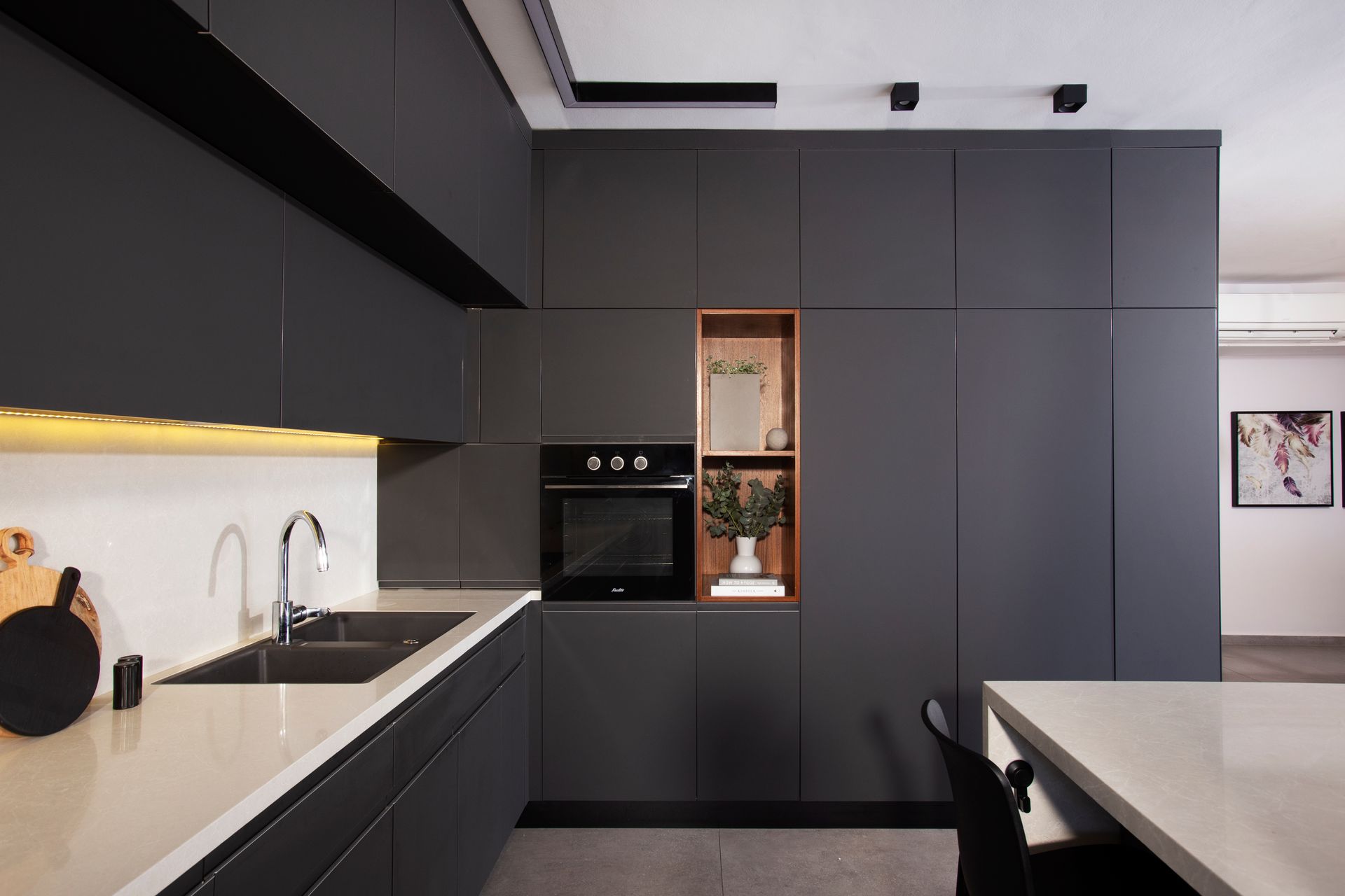 עיצוב מטבח מודרני שחור