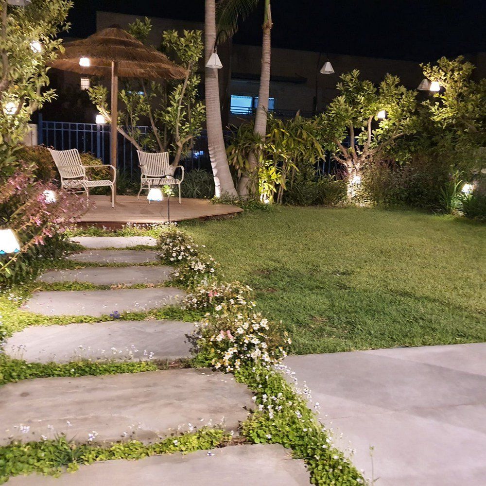 גינה גדולה ומעוצבת - מעצבת פנים במרכז