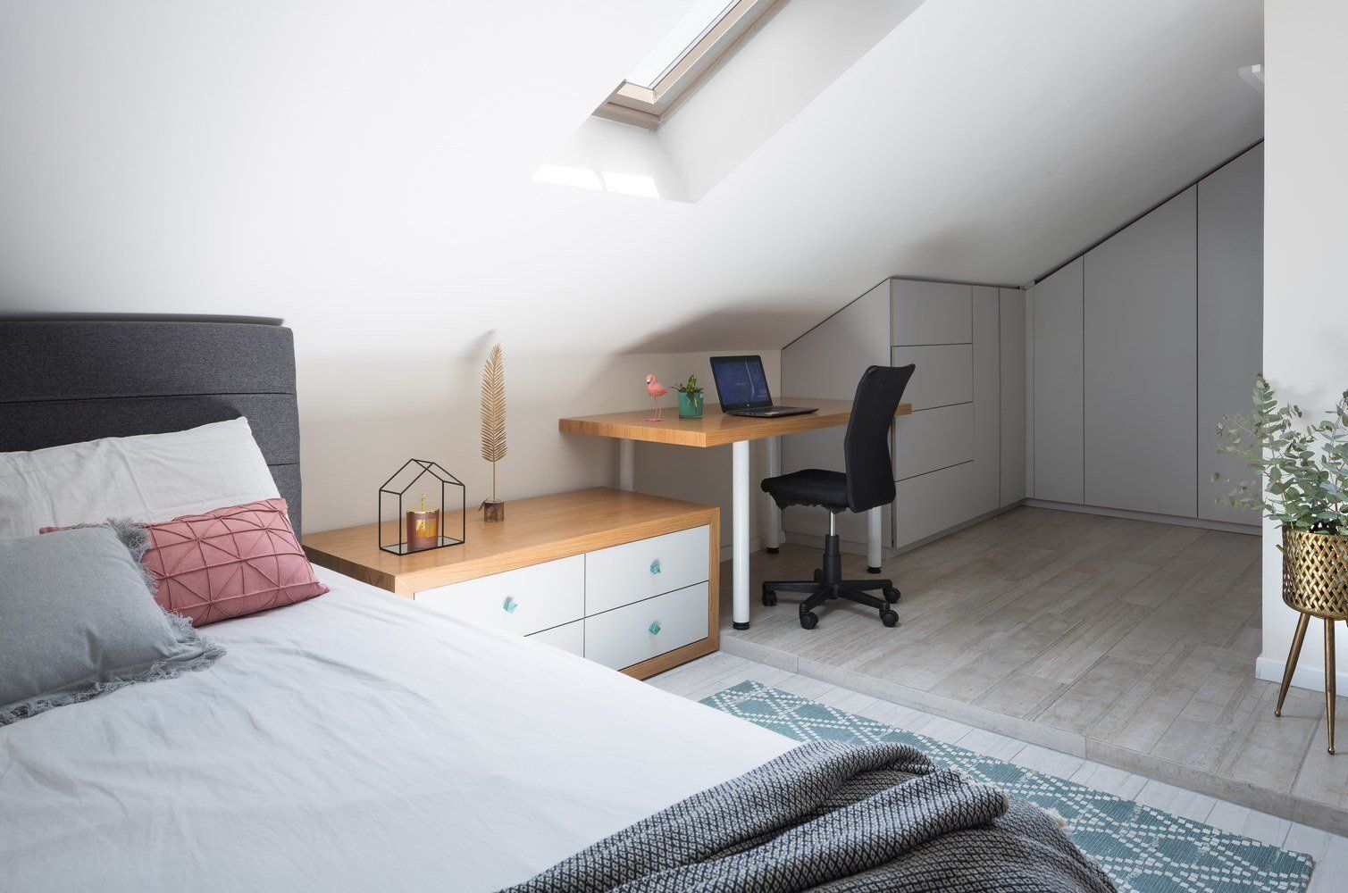 תכנון ועיצוב חדר שינה עלית גג - בתי יוקרה