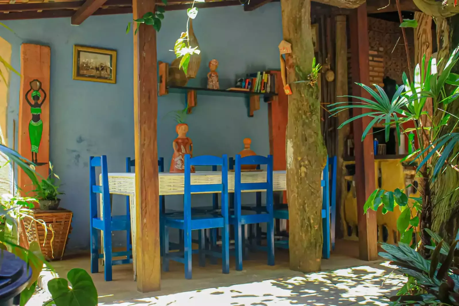 Uma sala de jantar com uma mesa e cadeiras sob um dossel.- Hostel-Mama-Africa-2