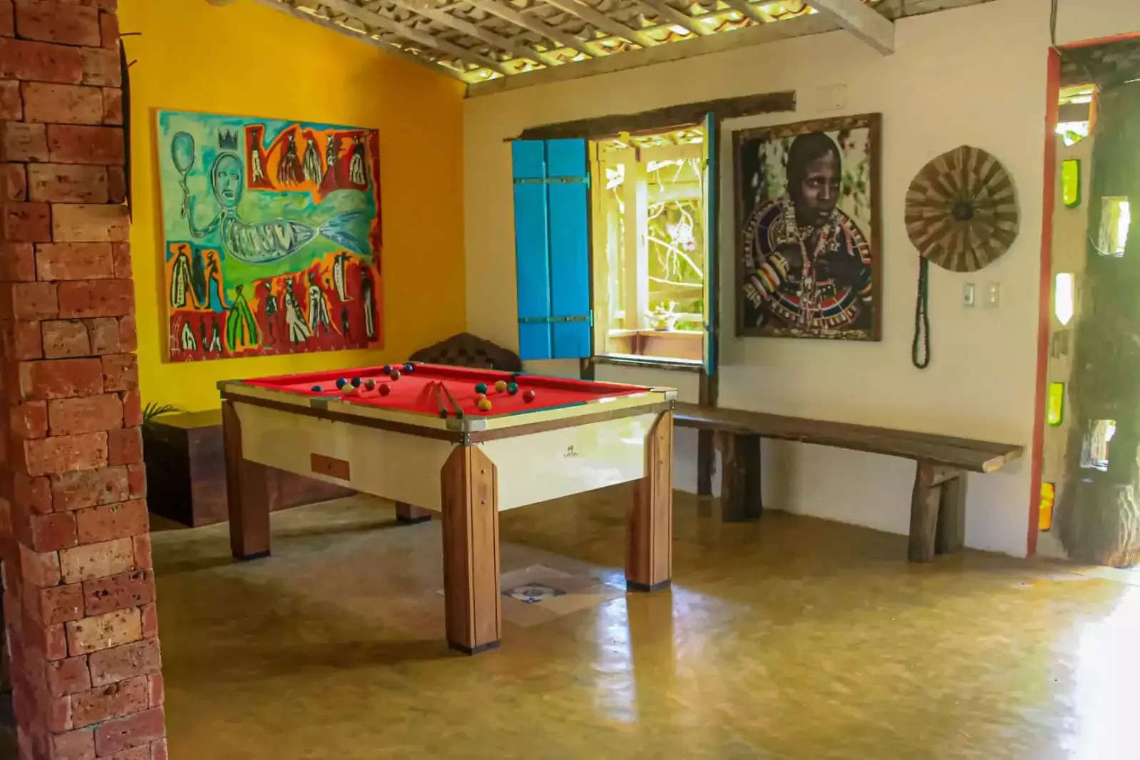 Há uma mesa de sinuca no meio da sala.- Hostel-Mama-Africa-2