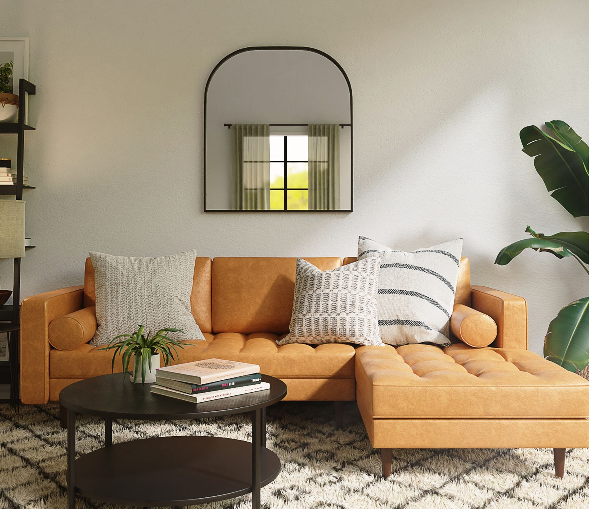 Gemütliches Wohnzimmer mit orangefarbener Eckcouch, rundem schwarzem Couchtisch, Wandspiegel und grüner Pflanze