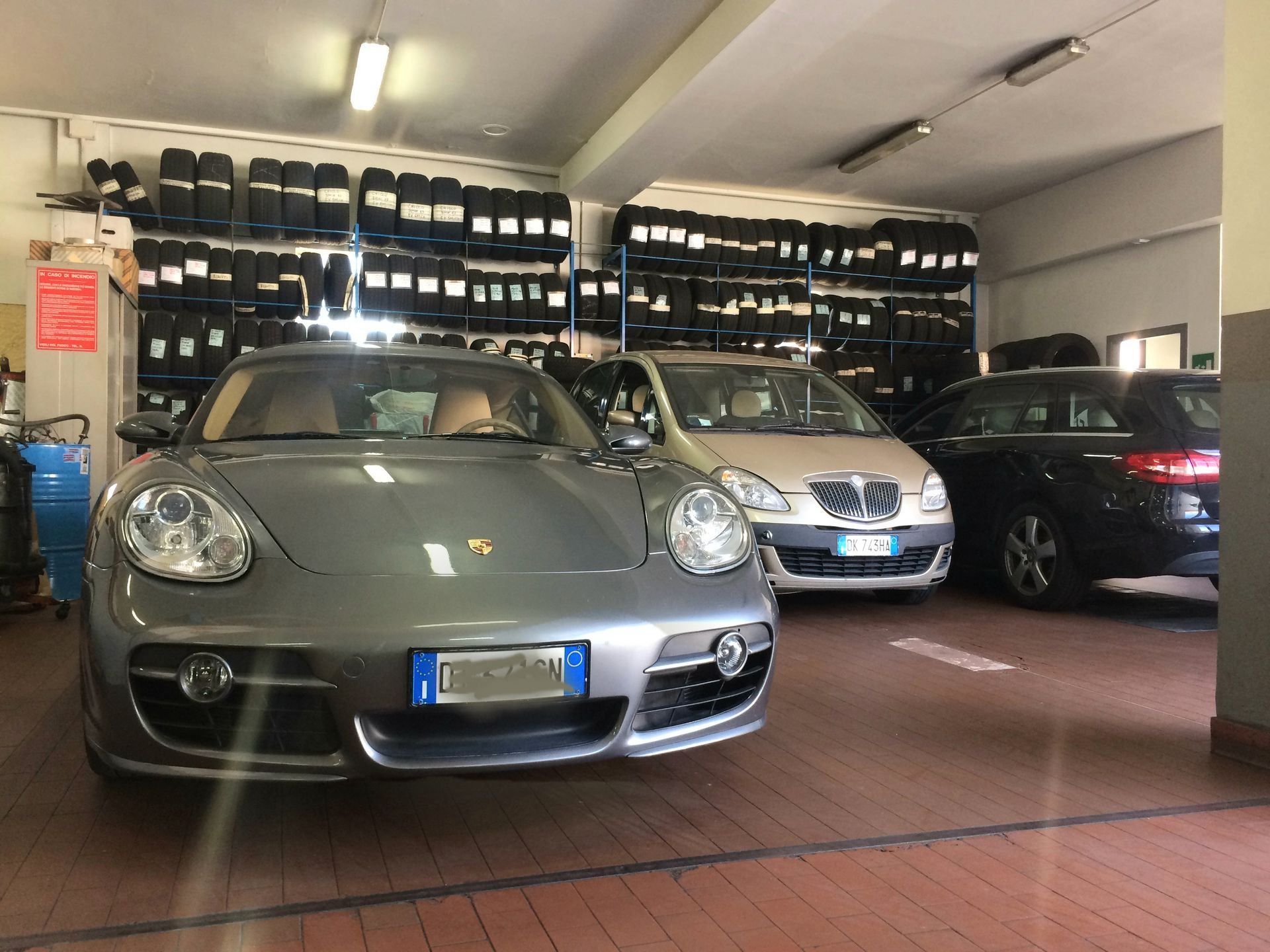 Una fila di auto è parcheggiata in un garage.