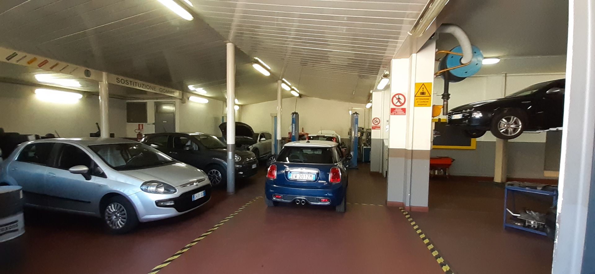 Una fila di auto è parcheggiata in un garage.