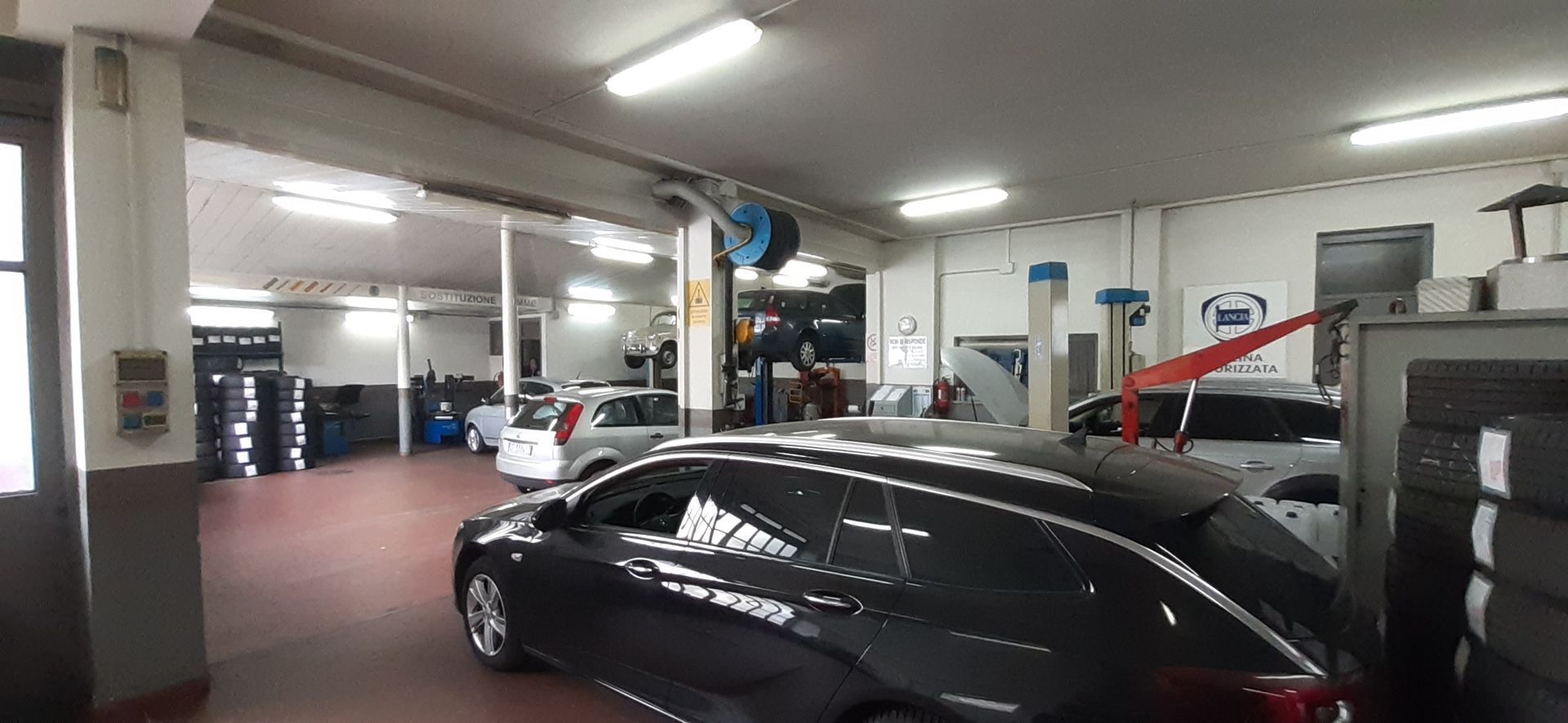 Un'auto è parcheggiata in un garage insieme ad altre auto.